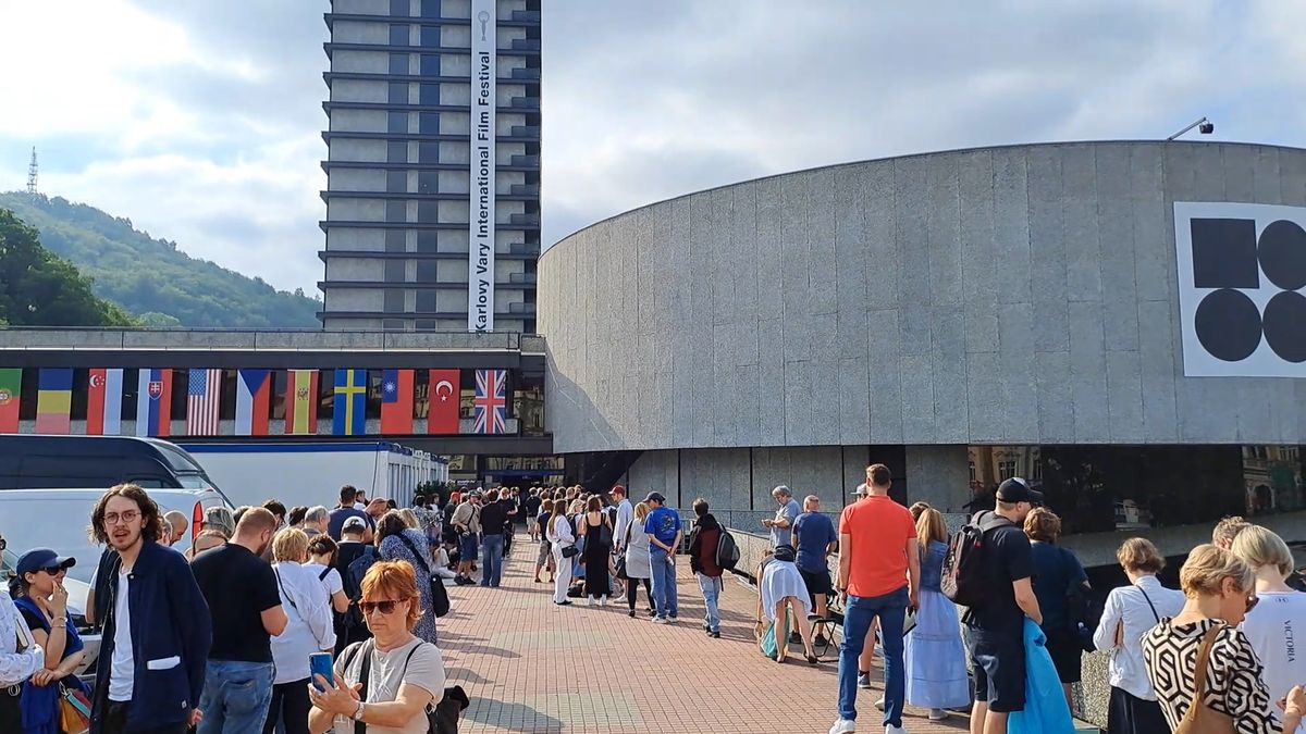 Fronta k festivalovým pokladnám dosahovala letos až pod schodiště