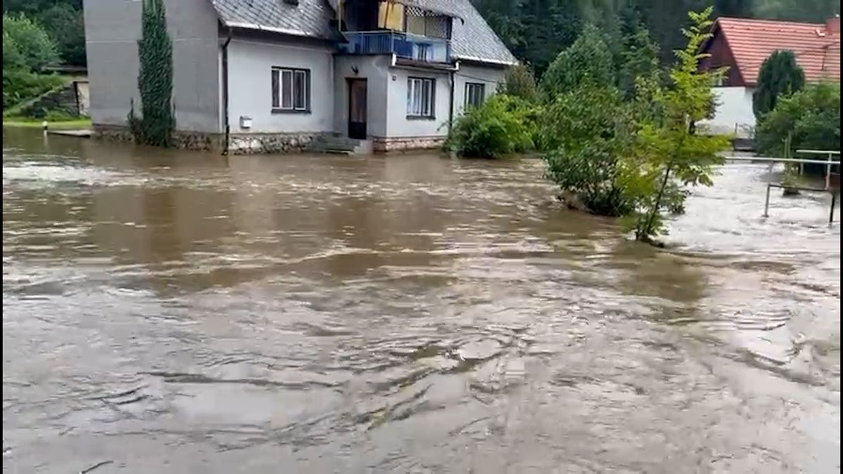 Bulovku na Frýdlantsku zasáhla přívalová povodeň, na Hradecku likvidují následky silných dešťů