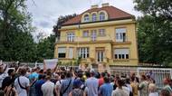 Ukrajinci demonstrovali v Praze. Rodná země jim nevydává pasy a nutí je k návratu