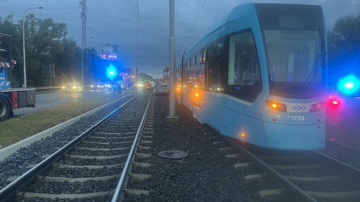 Řidič v Ostravě nechal stát mercedes v kolejišti a utekl, do auta narazila tramvaj