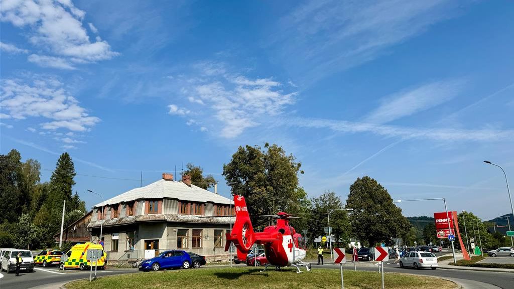 Auto srazilo ve Frenštátu cyklistu. S poraněním hlavy a mozku skončil v nemocnici