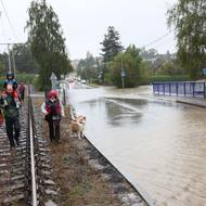 Uzavřená silnice ve Vřesině, nejezdí ani tramvaje.