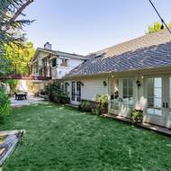 Dům je postavený v typickém americkém stylu Cape Cod.