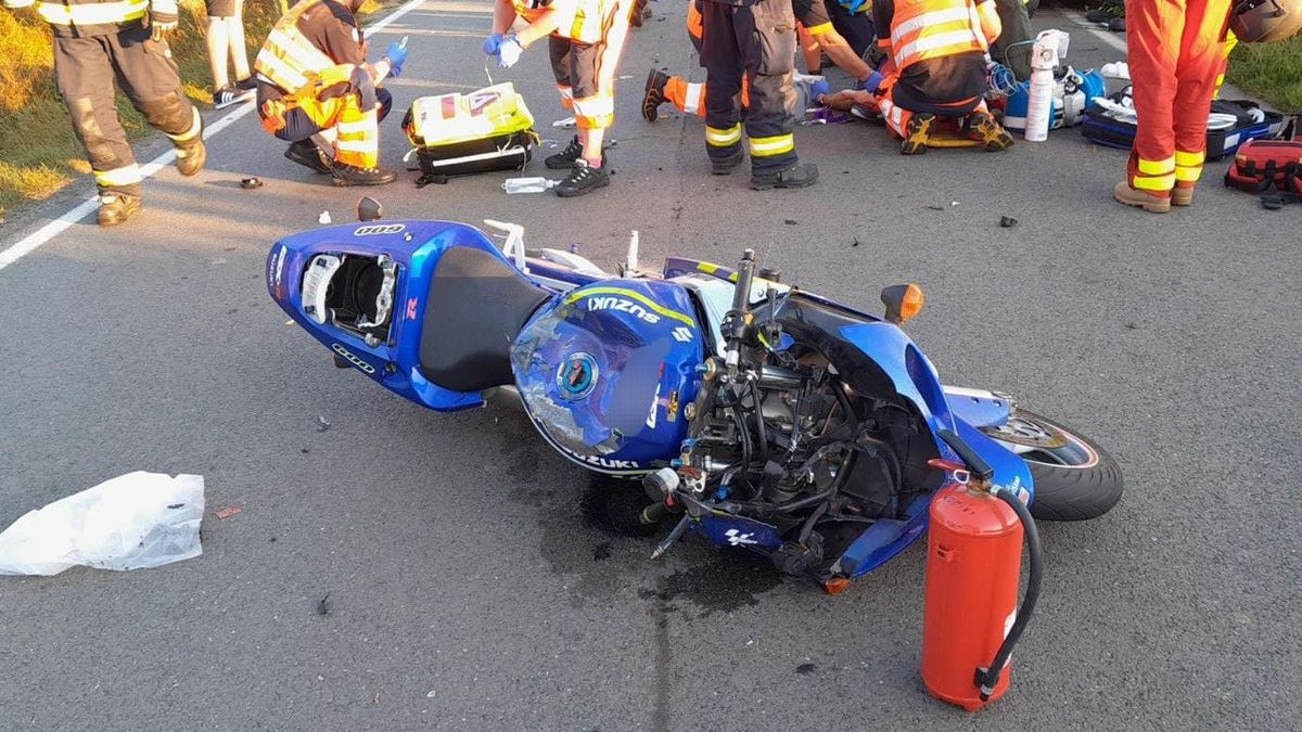 Řidič na Plzeňsku předjížděl traktor a smetl motorkáře. Ten je v kritickém stavu