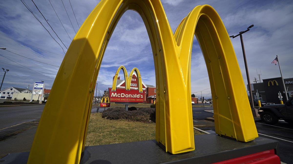 McDonald's hlásí první pokles světových tržeb od roku 2020