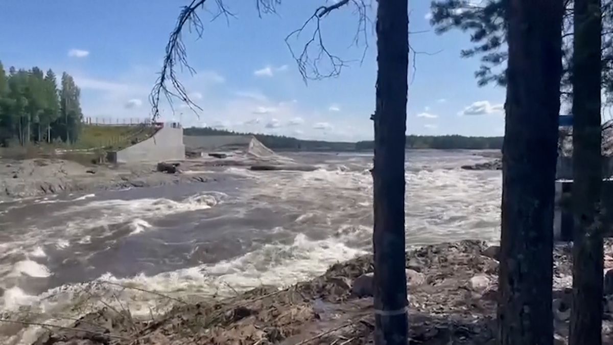 Zničené domy a jeden mrtvý. V Rusku se protrhla přehrada