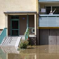 Obyvatelé sídliště by se bez jejich pomoci nedostali ven.