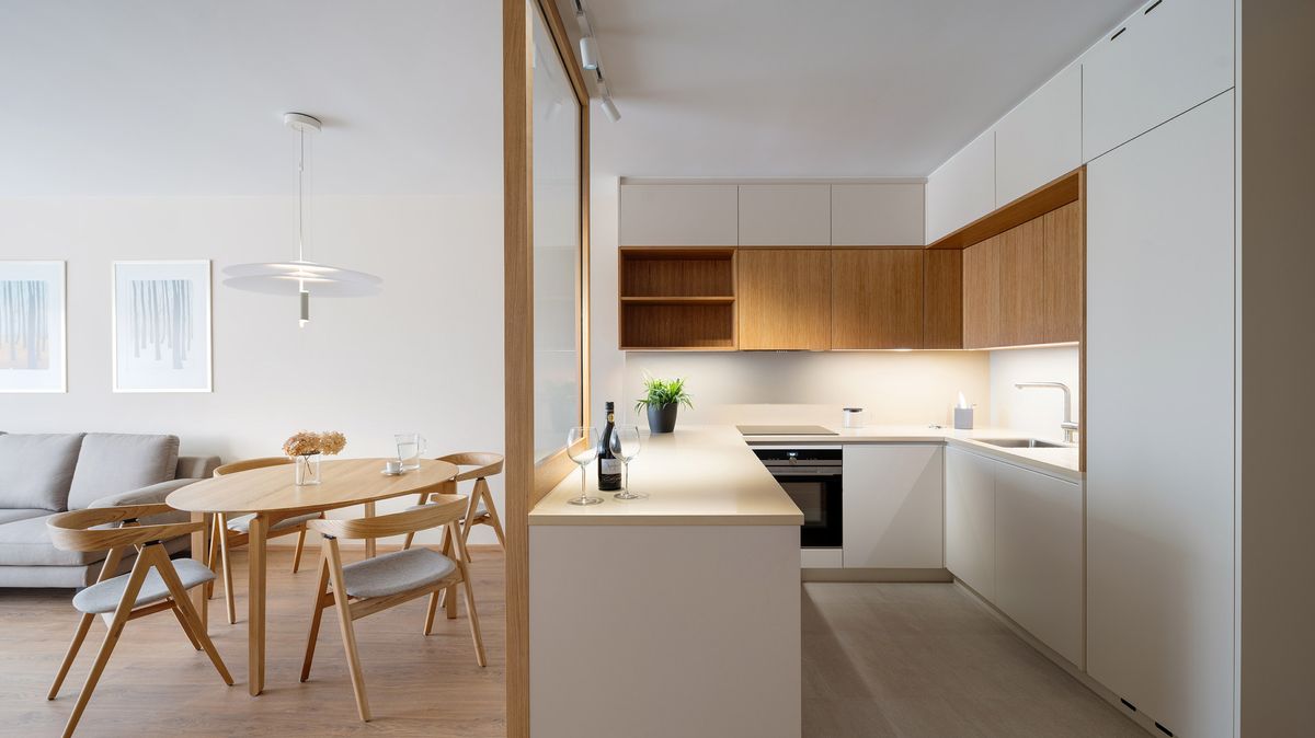 Z obyčejného bytu vytvořili architekti útulný domov plný světla a přírodních materiálů