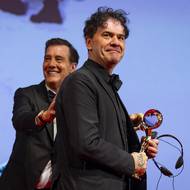 Clive Owen a Mark Cousins, oceněný předal cenu krajanovi, a to za dokument Náhlý záblesk hlubších věcí.