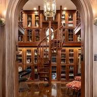 Knihovna s dřevěným točitým schodištěm nadchne nejednoho milovníka příjemného čtení.