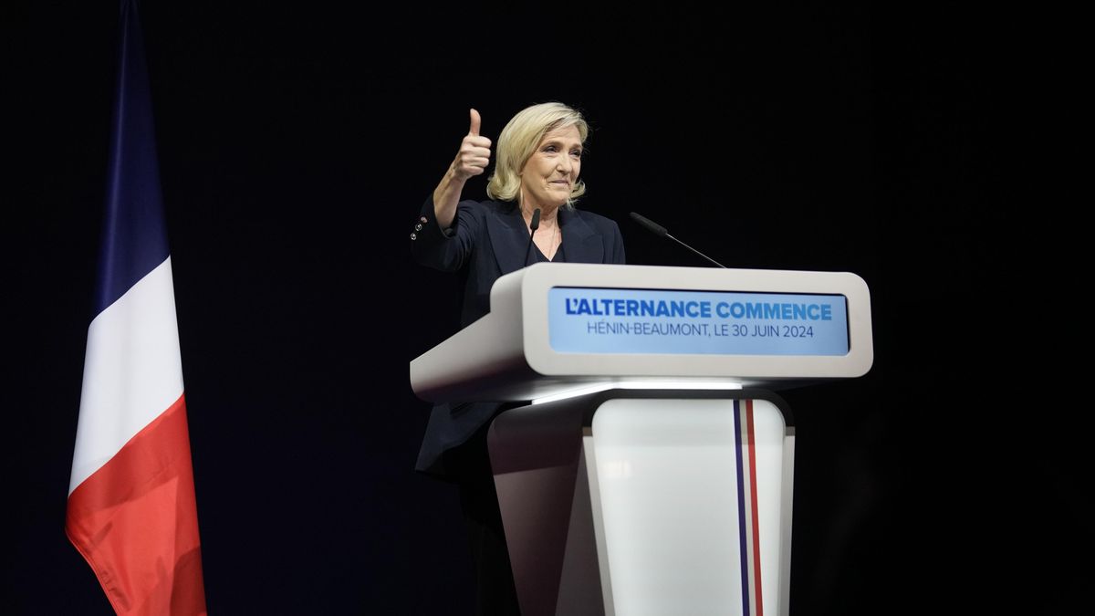 Les groupes d’extrême droite en France célèbrent leur succès. Le parti de Le Pen remporte le premier tour des élections