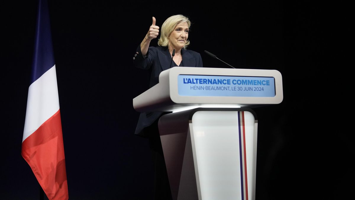 Krajní  pravice ve Francii slaví úspěch. Strana Le Penové vyhrála první kolo voleb