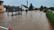 Drsné záběry z bleskových povodní na Zlínsku. Ulice se proměnily v řeku