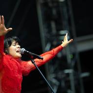 Zpěvačka Bat for Lashes zaujala citlivé. 