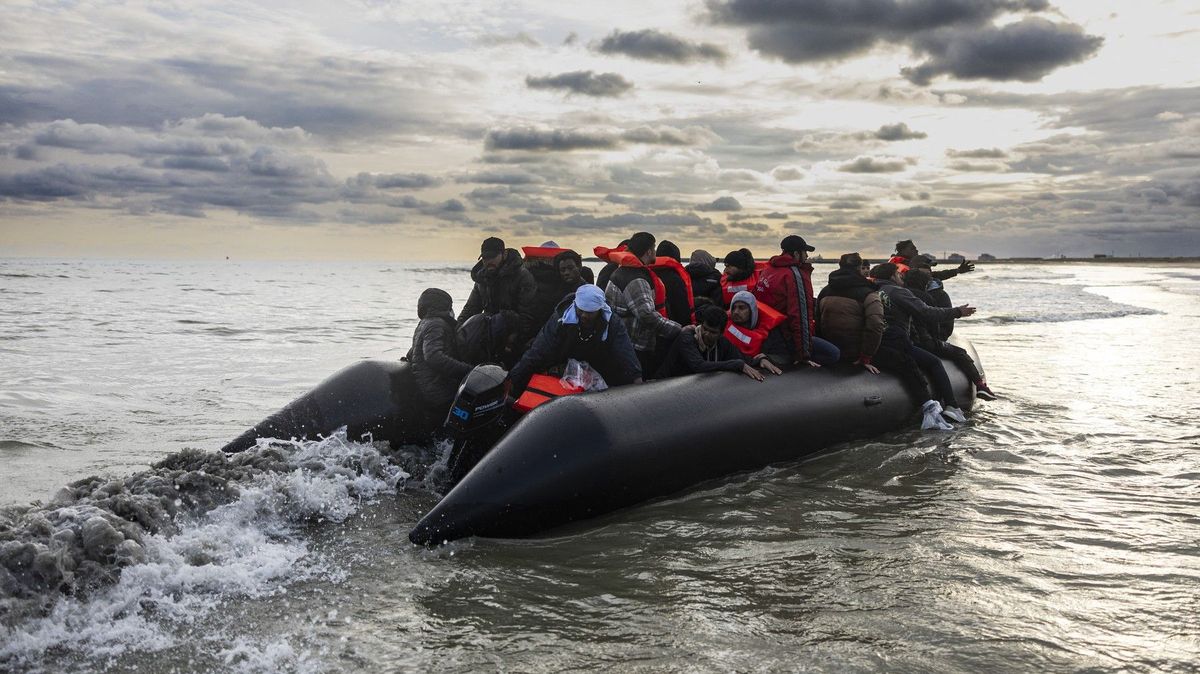 V Lamanšském průlivu se potopil člun s migranty, obětí je desítka