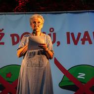 Na pódiu vystoupila disidentka Věra Roubalová Kostlánová, která se podělila o své vzpomínky na invazi v roce 1968.