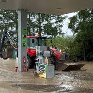 Voda zaplavila benzinku i silnice ve Zbirohu na Rokycansku. Pomáhal i místní Záchranný útvar HZS ČR.