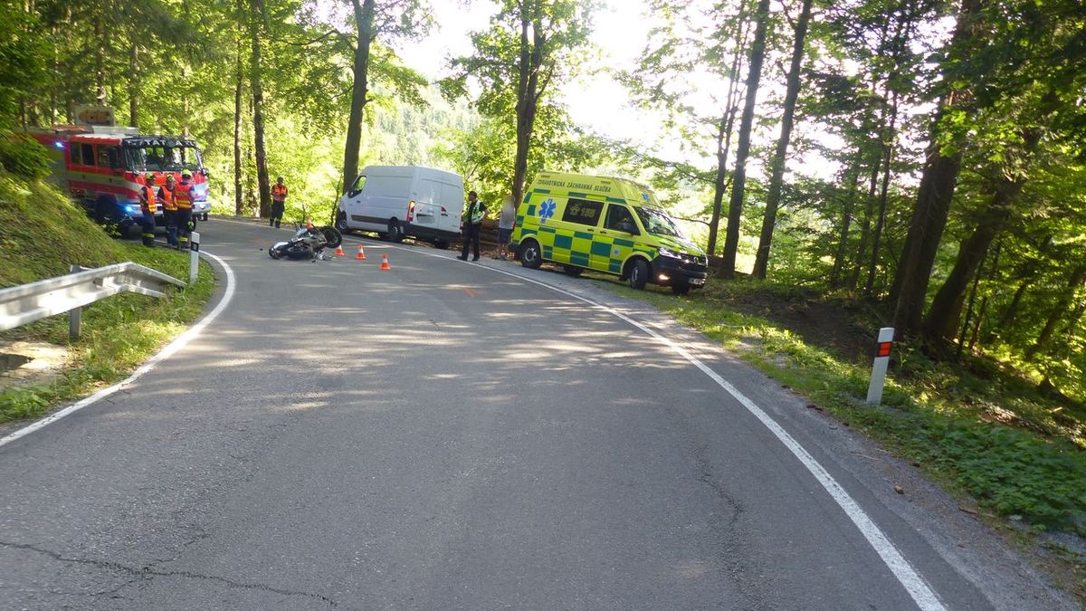 Motorkář na Jesenicku nezvládl zatáčku a srazil se s dodávkou