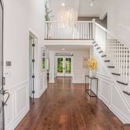 Dům je řešený jako přízemní, ovšem s částečně obytným podkrovím.