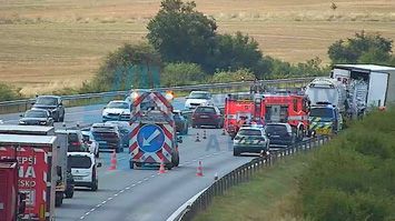 Dálnici D1 zastavila nehoda cisterny, na dálnici D2 srazilo auto chodce