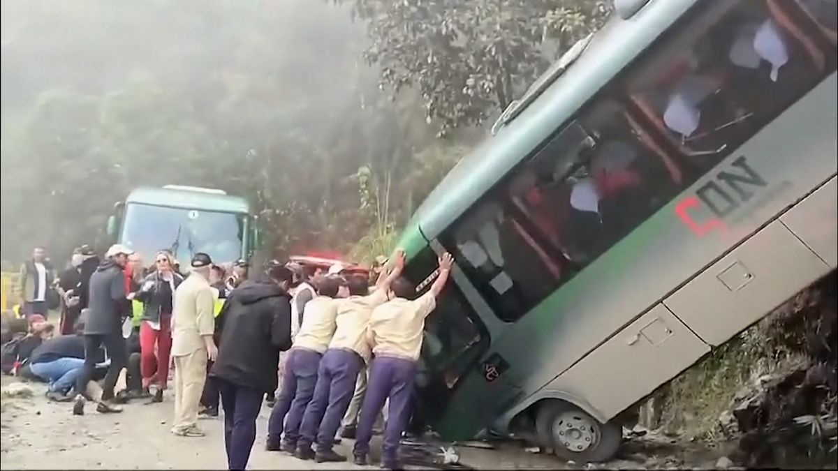 Autobus se pod Machu Picchu zřítil z 15metrového srázu