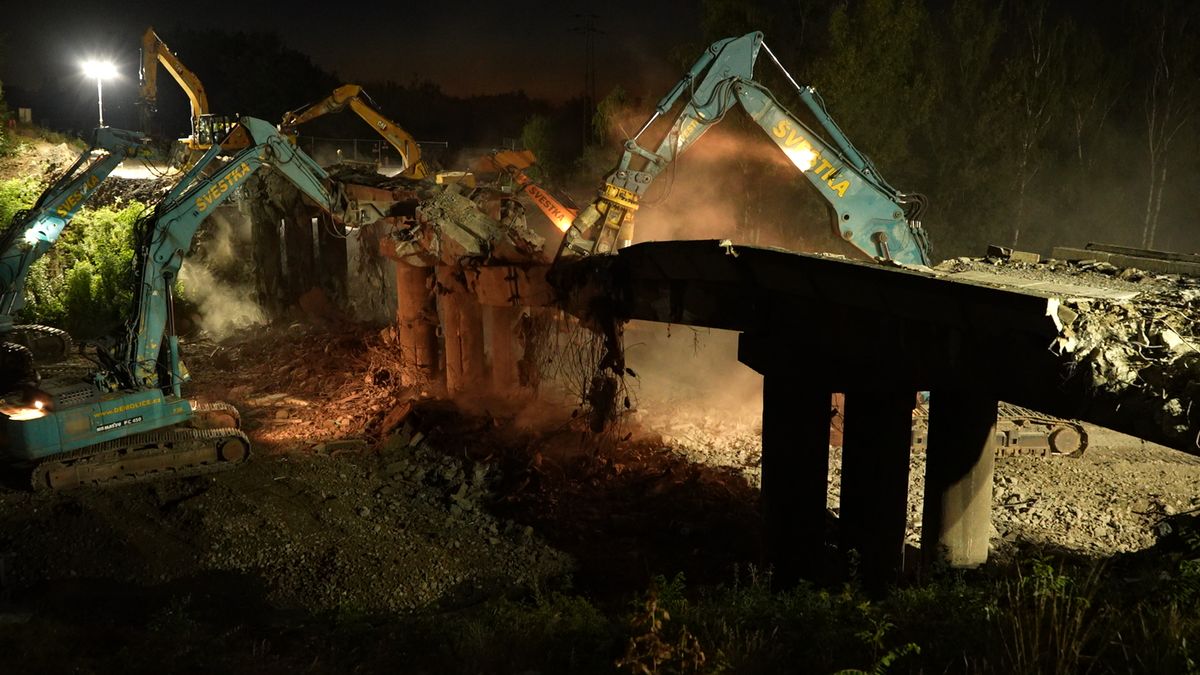 To byla rychlost! Železniční most přes dálnici D10 zmizel přes noc