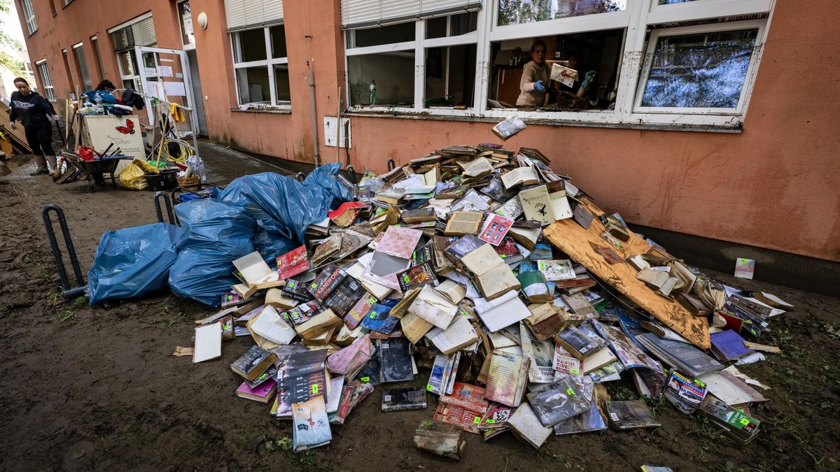 Ukrajinci v Česku pomáhají s následky povodní, země nabídla záchranáře i materiál