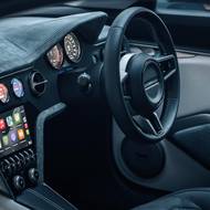 Moderní kabina sází na klasické rozvržení s displeji v kulatých budících.