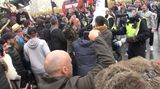 Odpůrci roušek a vládních opatření se v řadě evropských měst střetli s policií