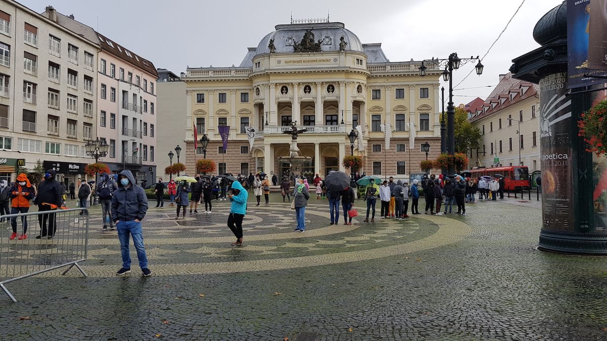 Před odběrovými místy v centru Bratislavy se tvořily od rána fronty.
