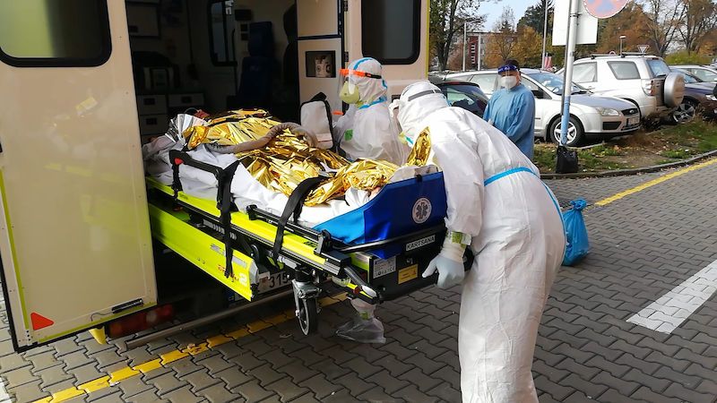 Transport s pěti covidovými pacienty ve vážném stavu dorazil z Moravy do Prahy