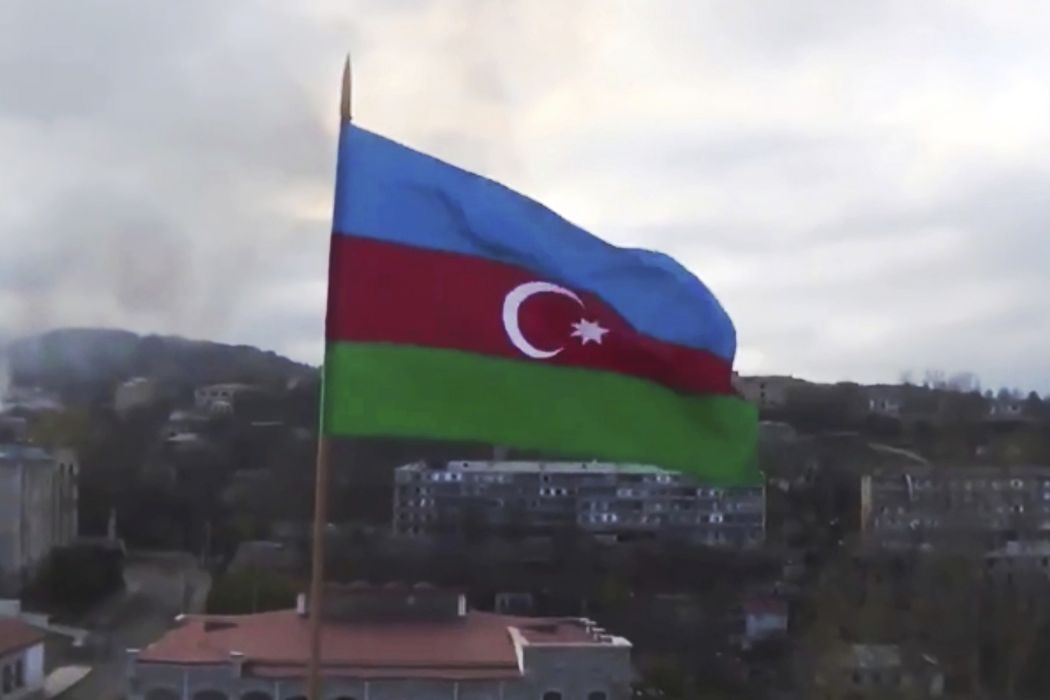 Ázerbájdžánská vlajka nad města Šuša 
