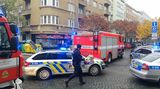 Žena v Praze hrozila na balkoně sebevraždou, hasiči rozdělali plachtu