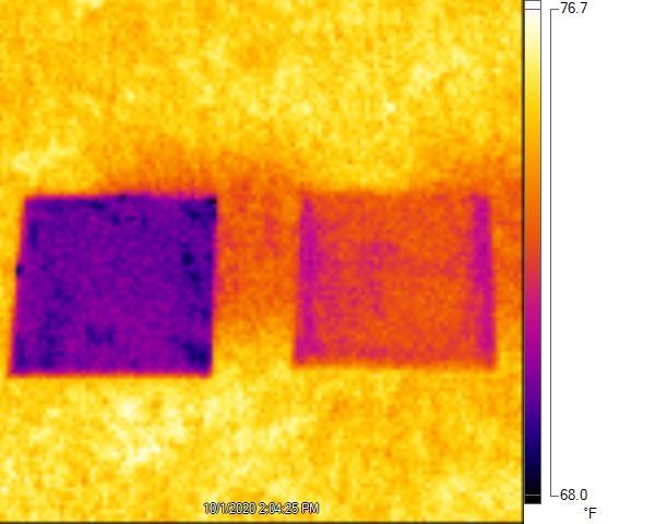Snímek z termokamery ukazuje, že bílý nátěr vytvořený na univerzitě (vlevo, tmavý) zůstává chladnější než běžný bílý nátěr.