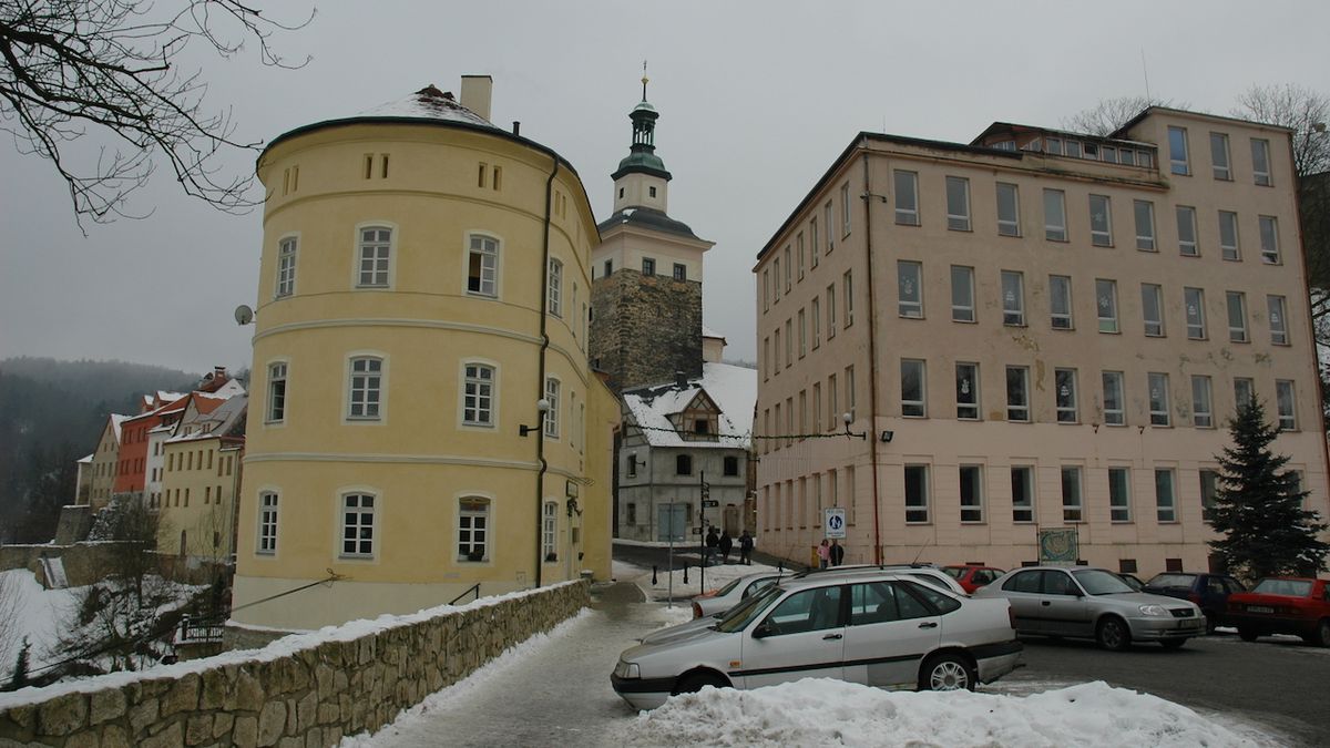 Ve městě je řada historických domů.