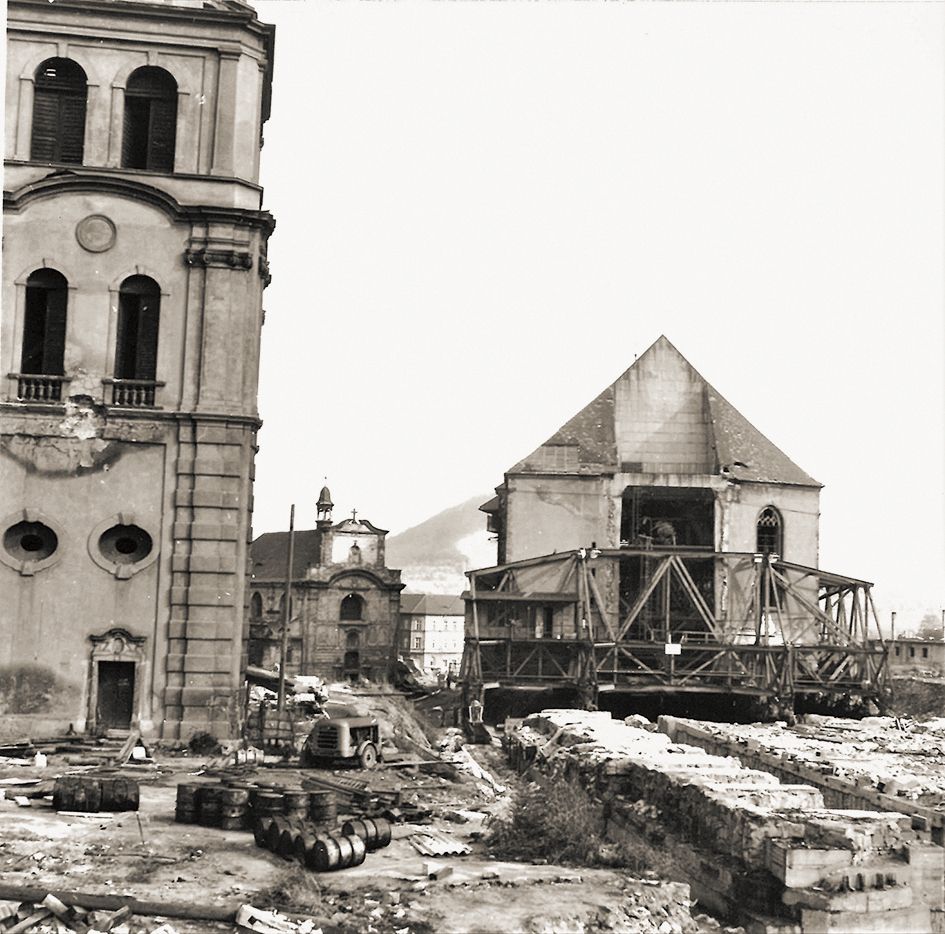 Kostel na původním místě. Vlevo je patrná barokní zvonice, později zbouraná.