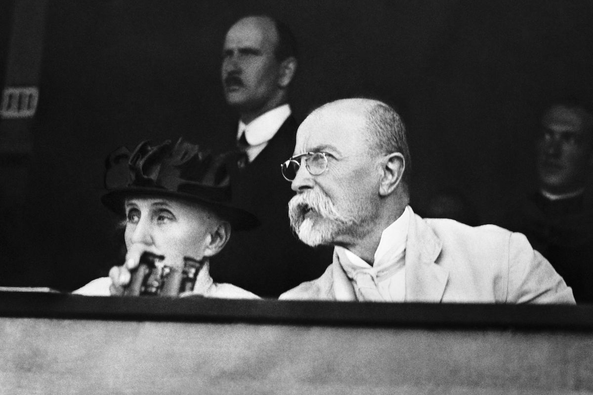 Prezident Tomáš Garrigue Masaryk s manželkou Charlottou přihlížejí VII. všesokolskému sletu v Praze na Letné.