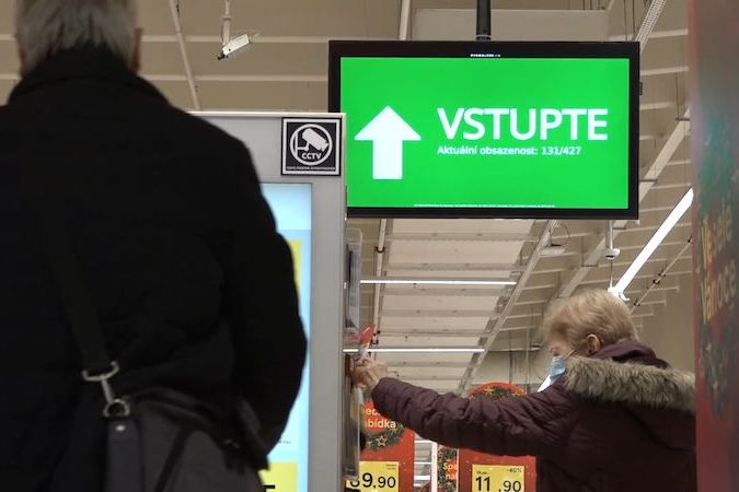 Supermarkety reagují na omezení počtu zákazníků v obchodě