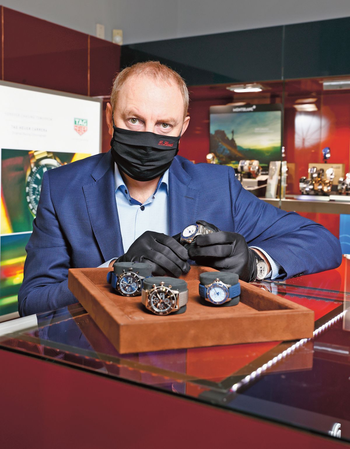 Dalibor Hanák přistupuje ke skvostům ze své nabídky s úctou a v rukavičkách. Švýcarské hodinky si to zaslouží…