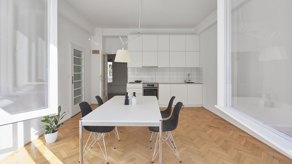 Starý pražský byt splňuje po úpravě požadavky moderního života, místo dvou pokojů má tři