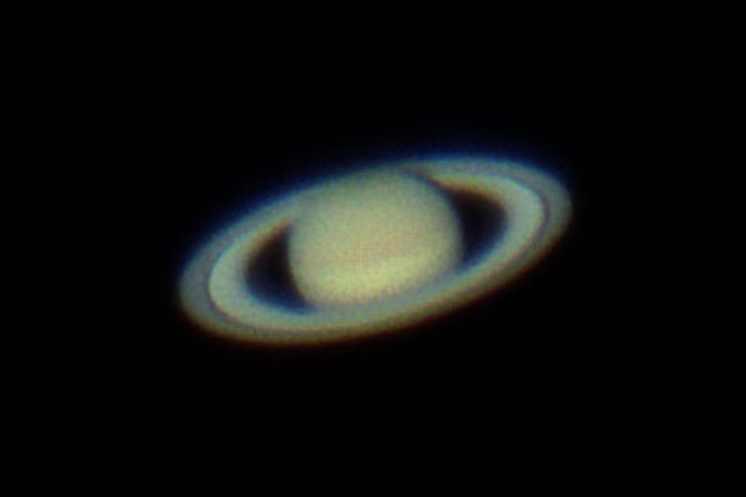 BEZ KOMENTÁŘE: Astrofotograf natočil přes teleskop detailně Saturn