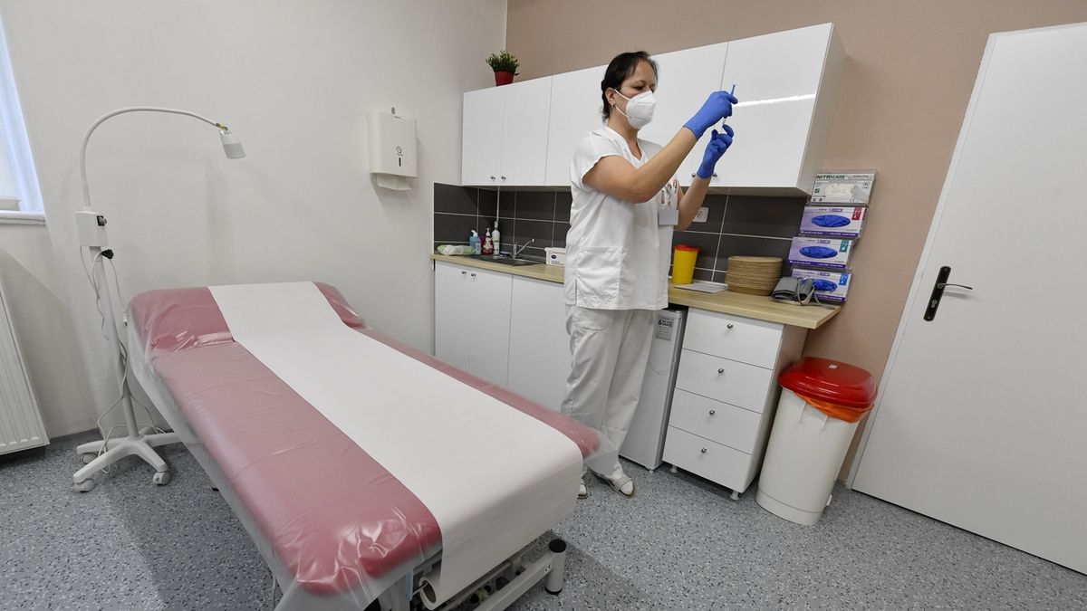 Zdravotní sestra chystá vakcínu proti covid-19 v očkovacím místě pražské Nemocnice Na Františku.