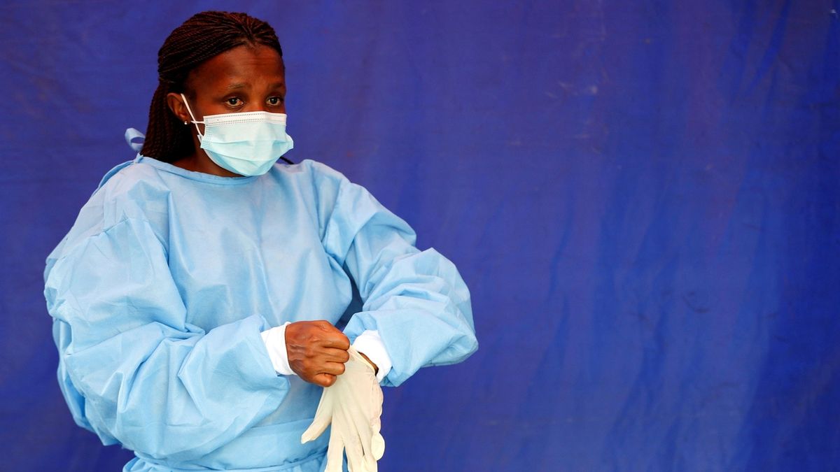 V Africe zachytili znepokojivě zmutovanou variantu koronaviru. Vznikla zřejmě v těle HIV pozitivního