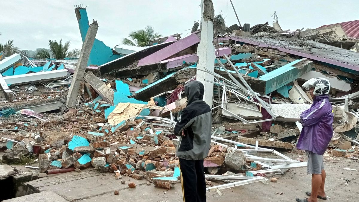 Bilance obětí pátečního zemětřesení v Indonésii vystoupila na 77