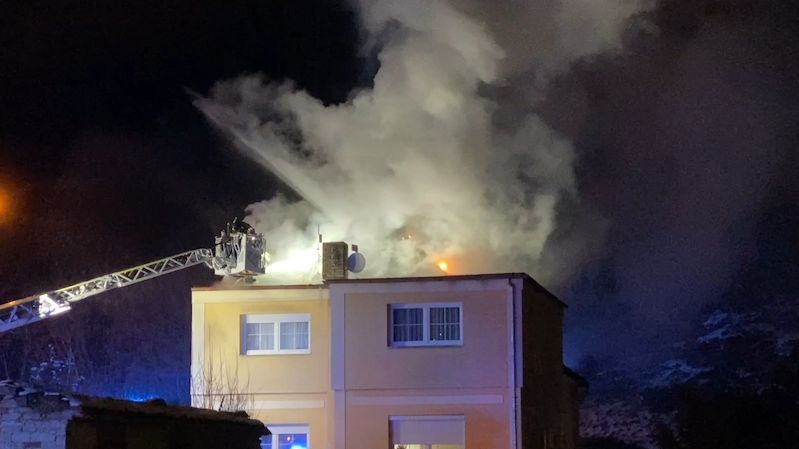 Rodinnému domu v Praze vzplála střecha, evakuovali osm lidí