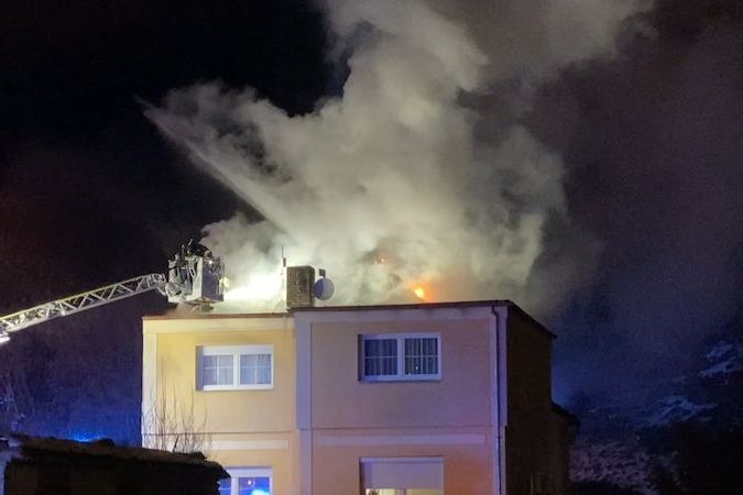 BEZ KOMENTÁŘE: Požár střechy rodinného domu v Praze
