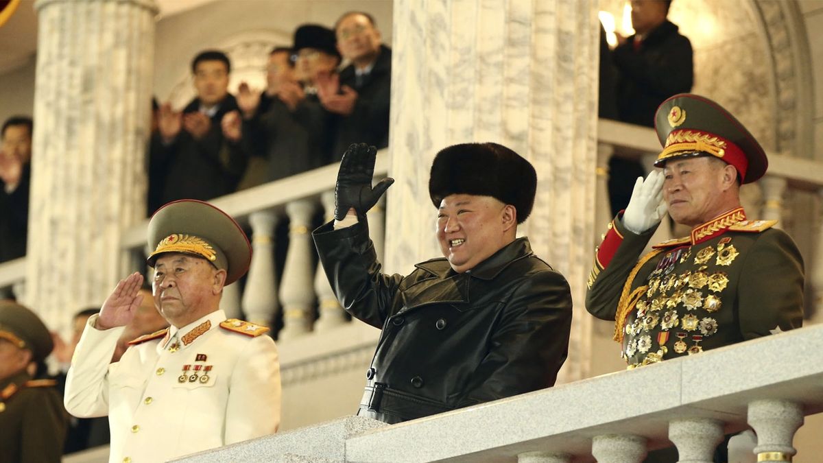Kim Čong-un v beranici na vojenské přehlídce