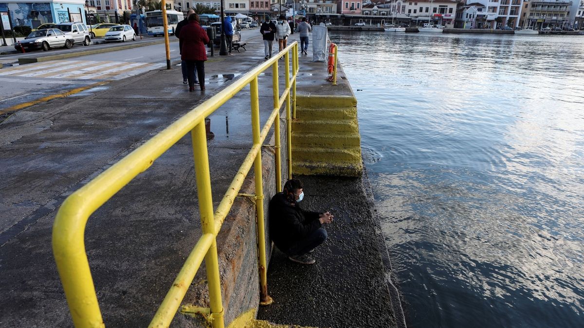 Migrant v roušce na řeckém ostrově Lesbos, kde taky platí karanténa. 