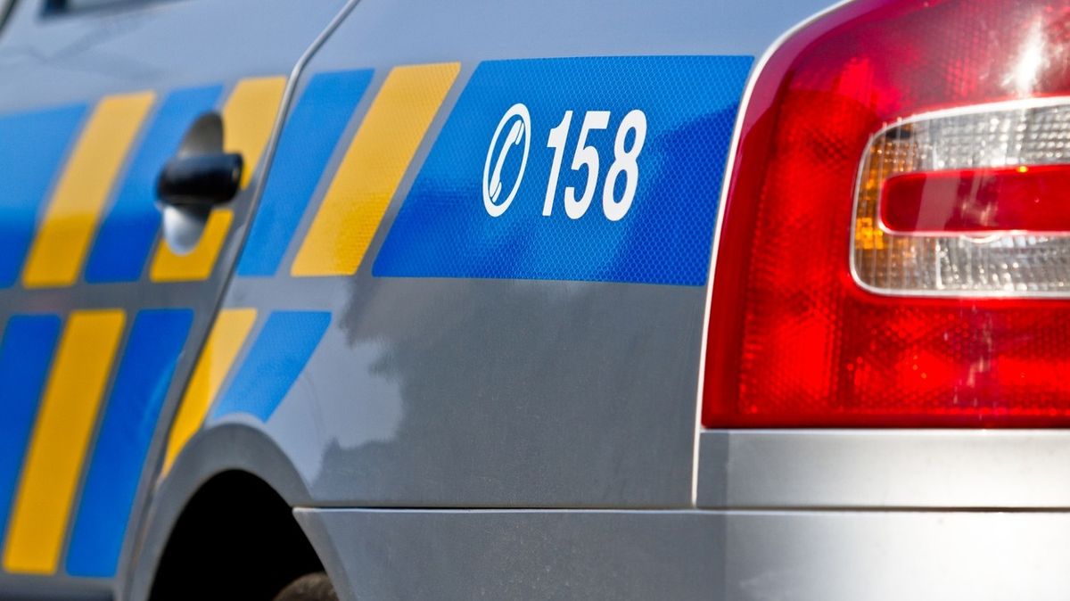 Opilec se vloupal do auta v Litvínově. Než stačil něco ukrást, usnul