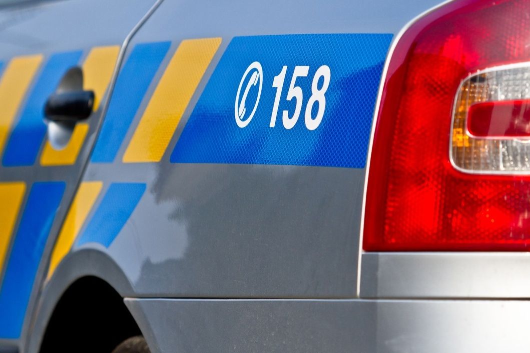 Opilec se vloupal do auta v Litvínově. Než stačil něco ukrást, usnul